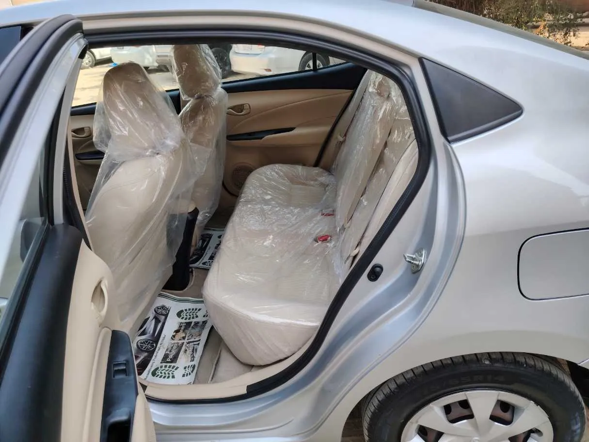 Car image 14