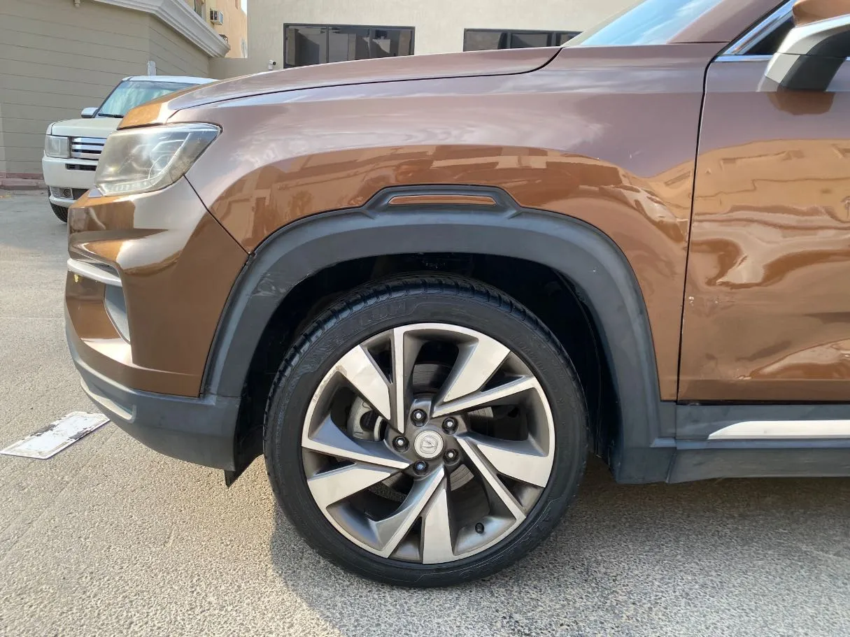 Car image 9