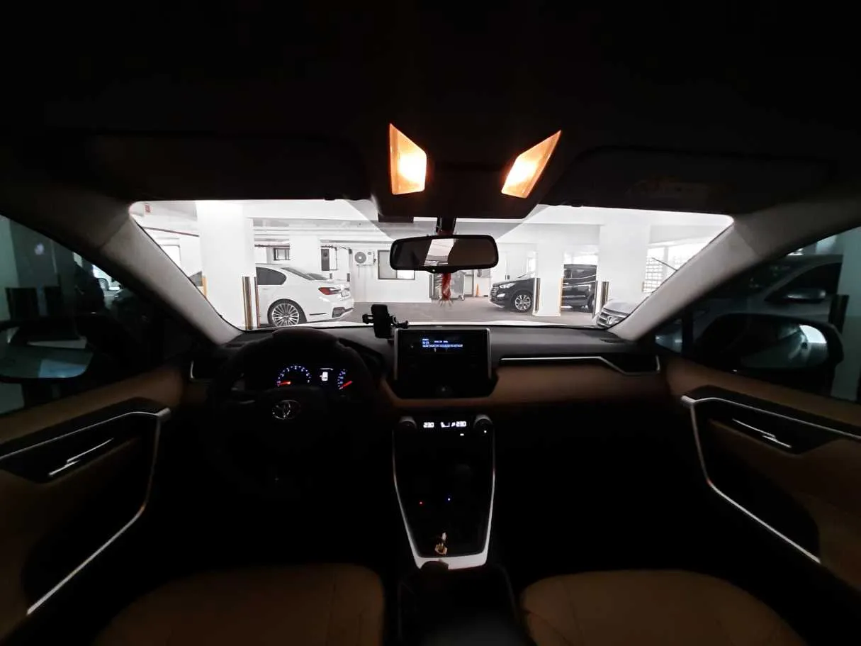 Car image 14