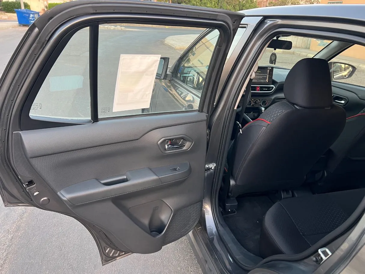Car image 13