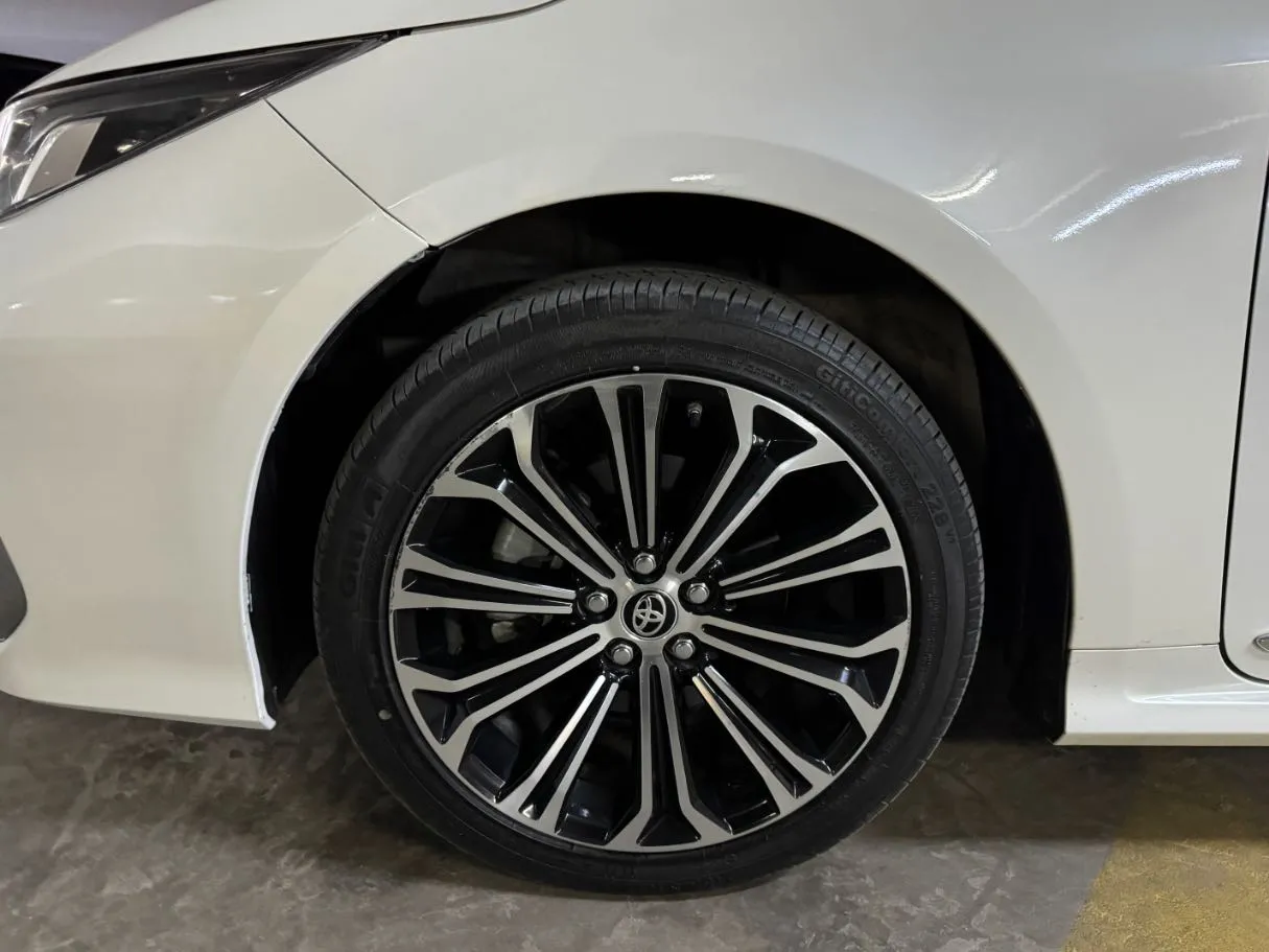 Car image 9