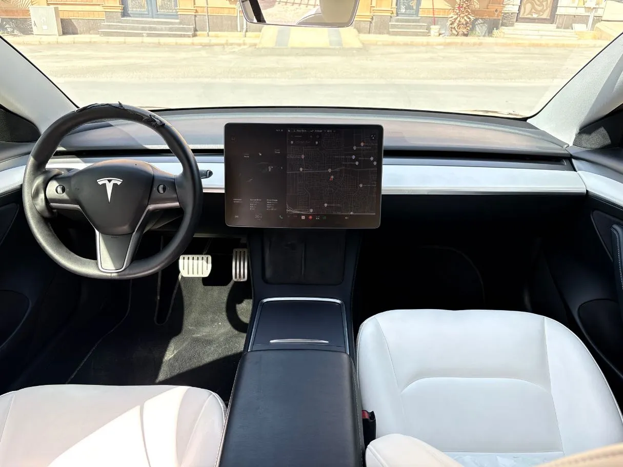 Car image 18