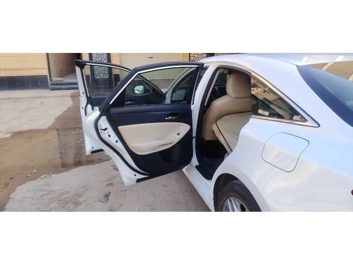 Car image 12