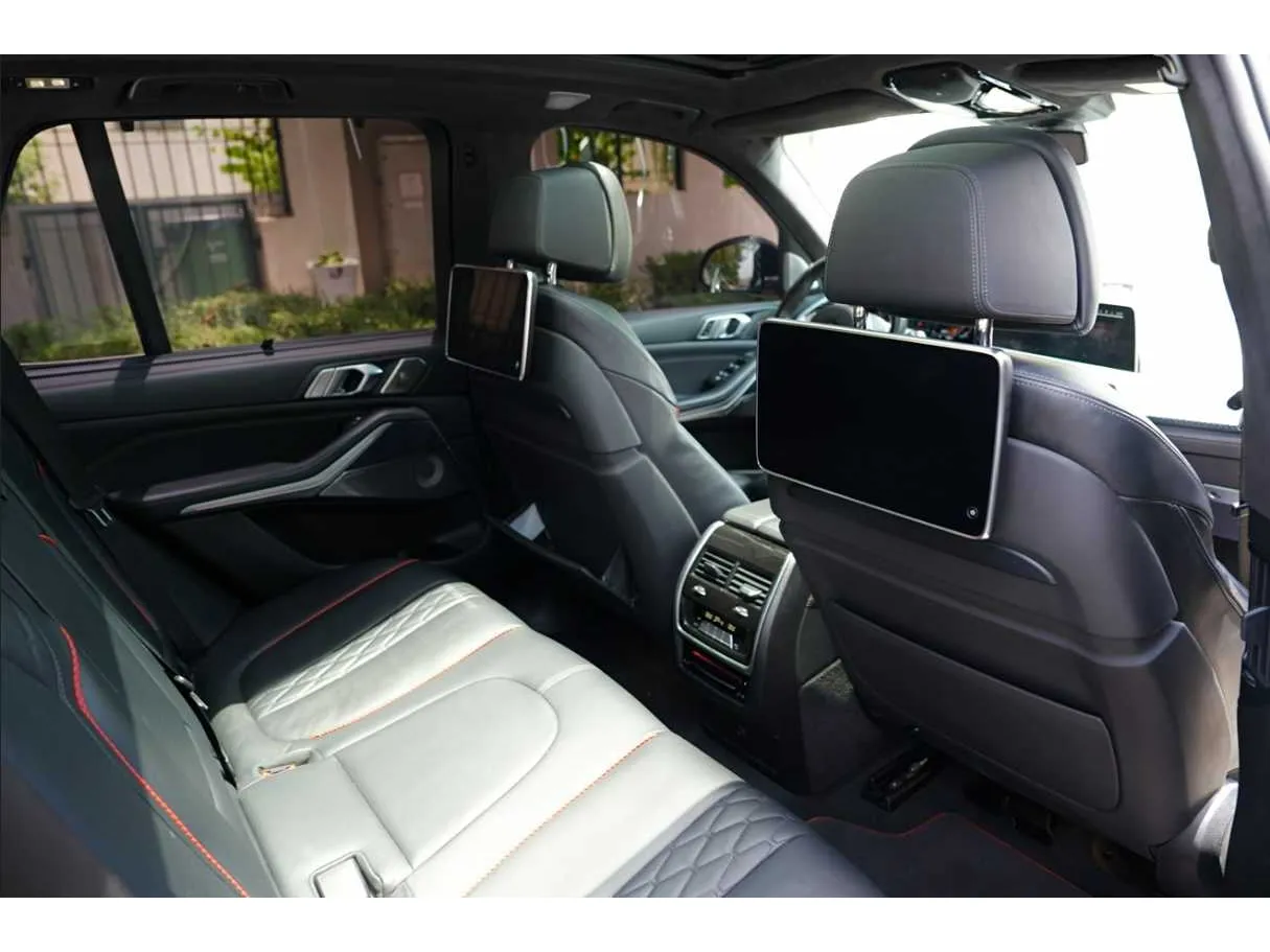 Car image 18