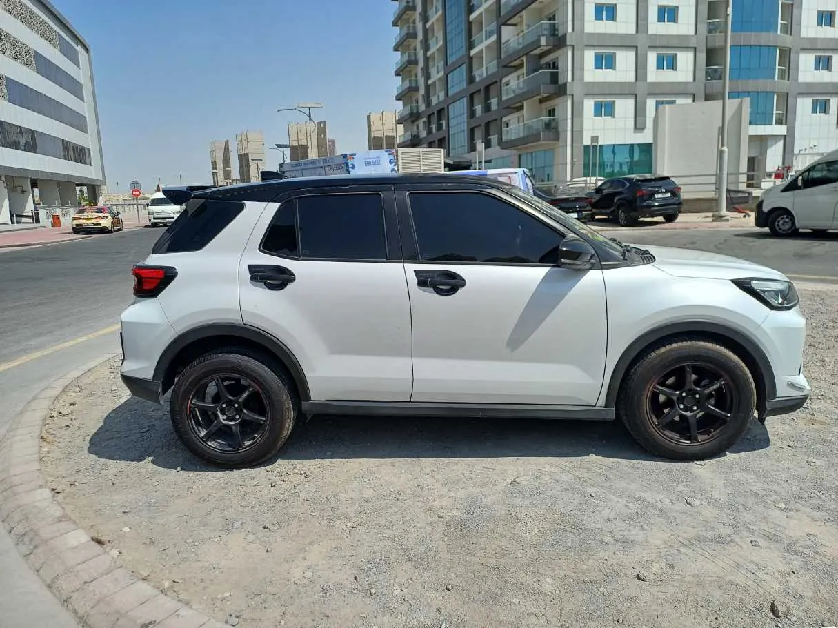 Car image 3