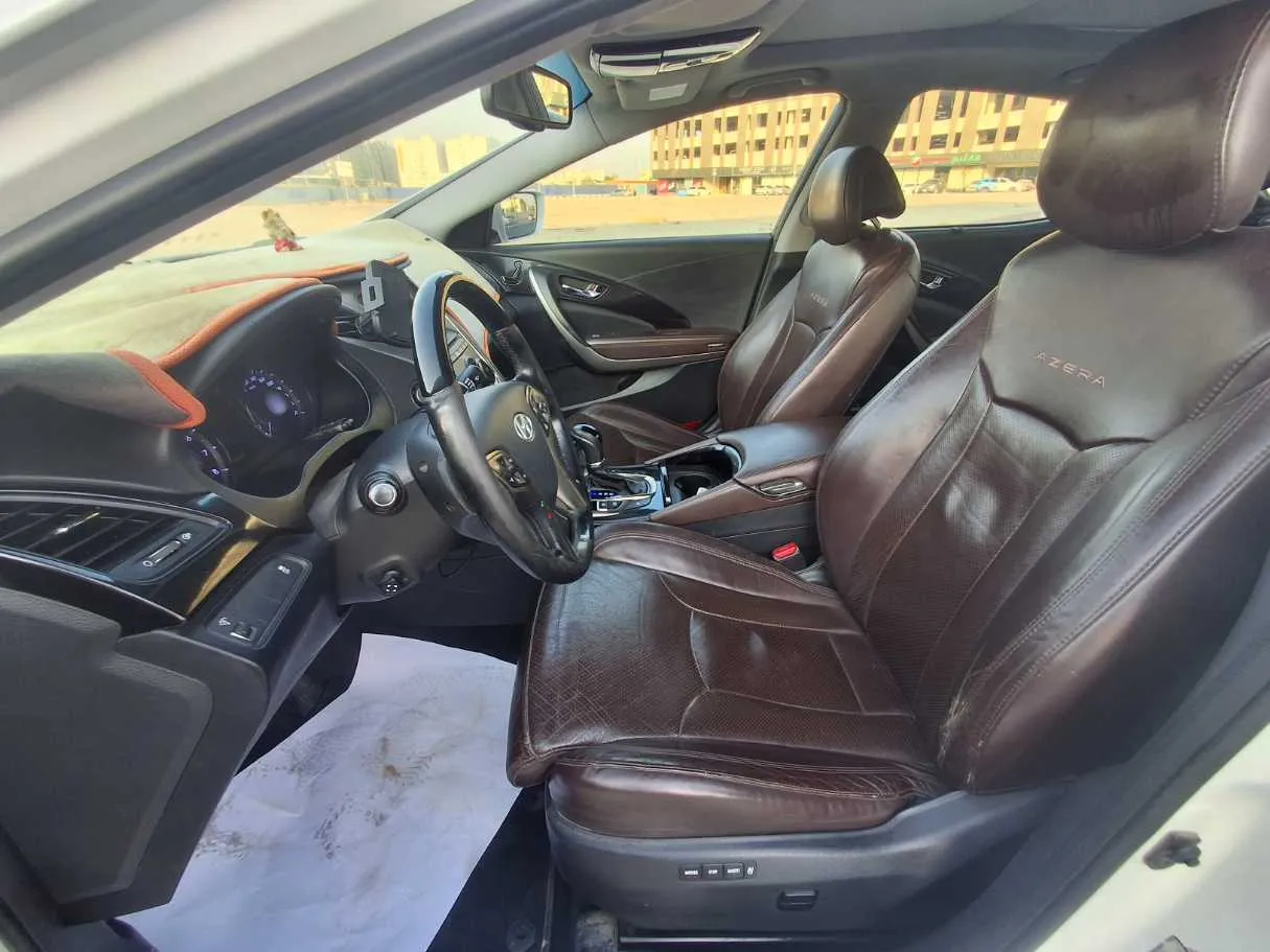 Car image 12