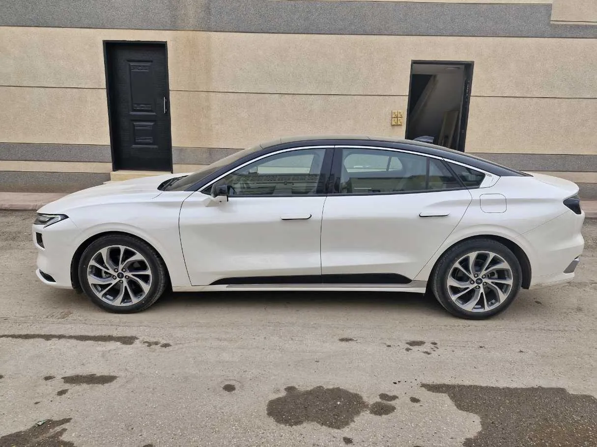 Car image 8
