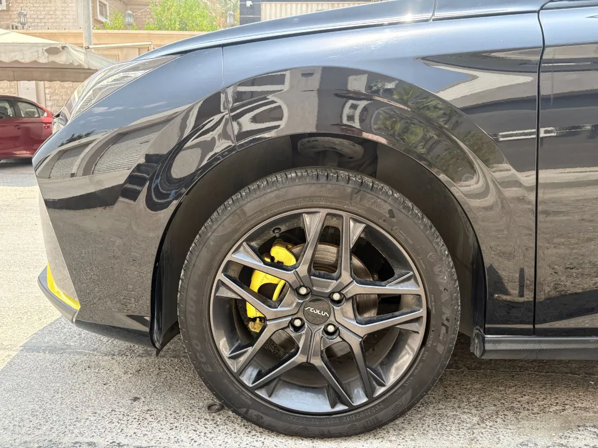 Car image 9