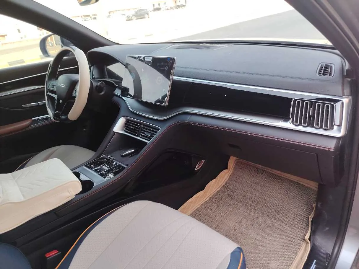 Car image 14