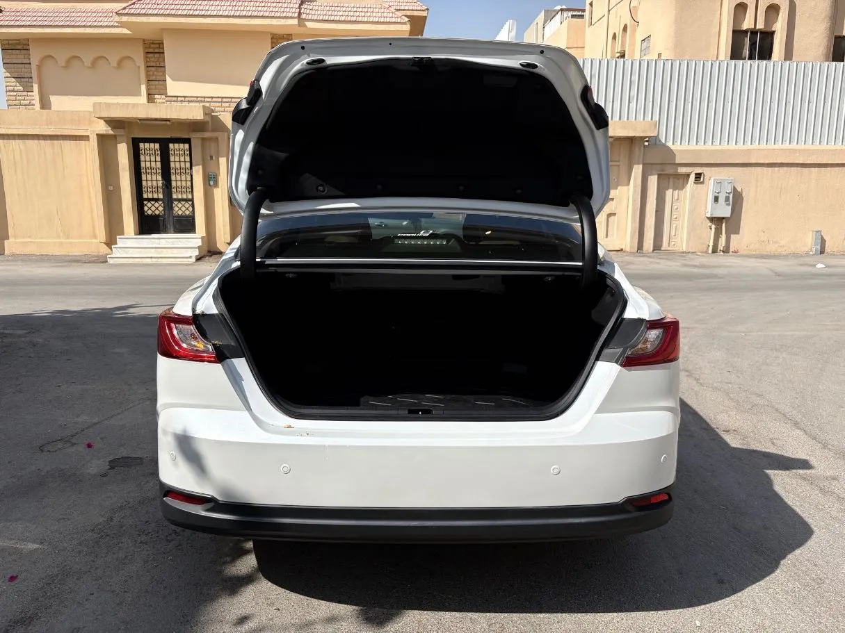 Car image 24