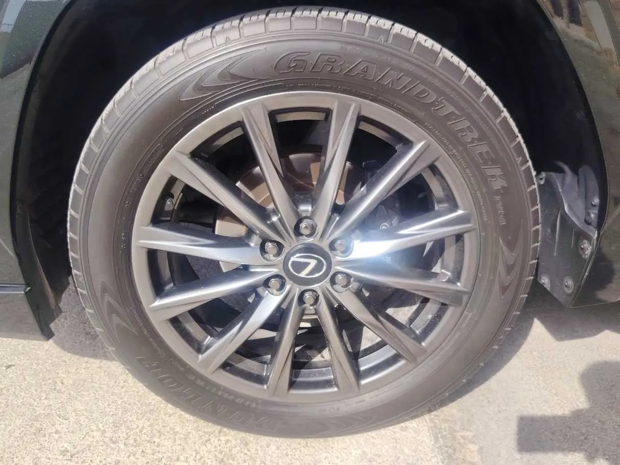 Car image 10