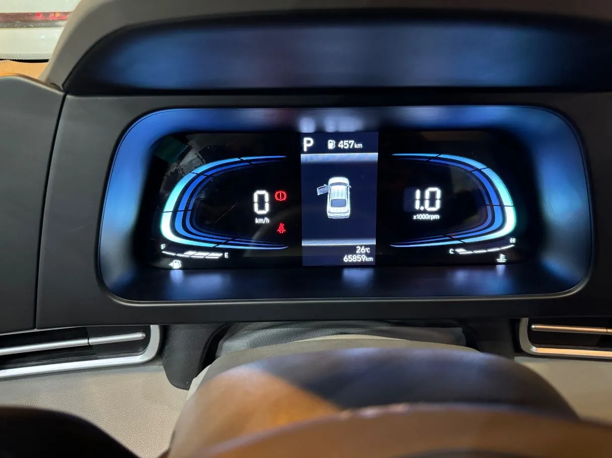 Car image 9
