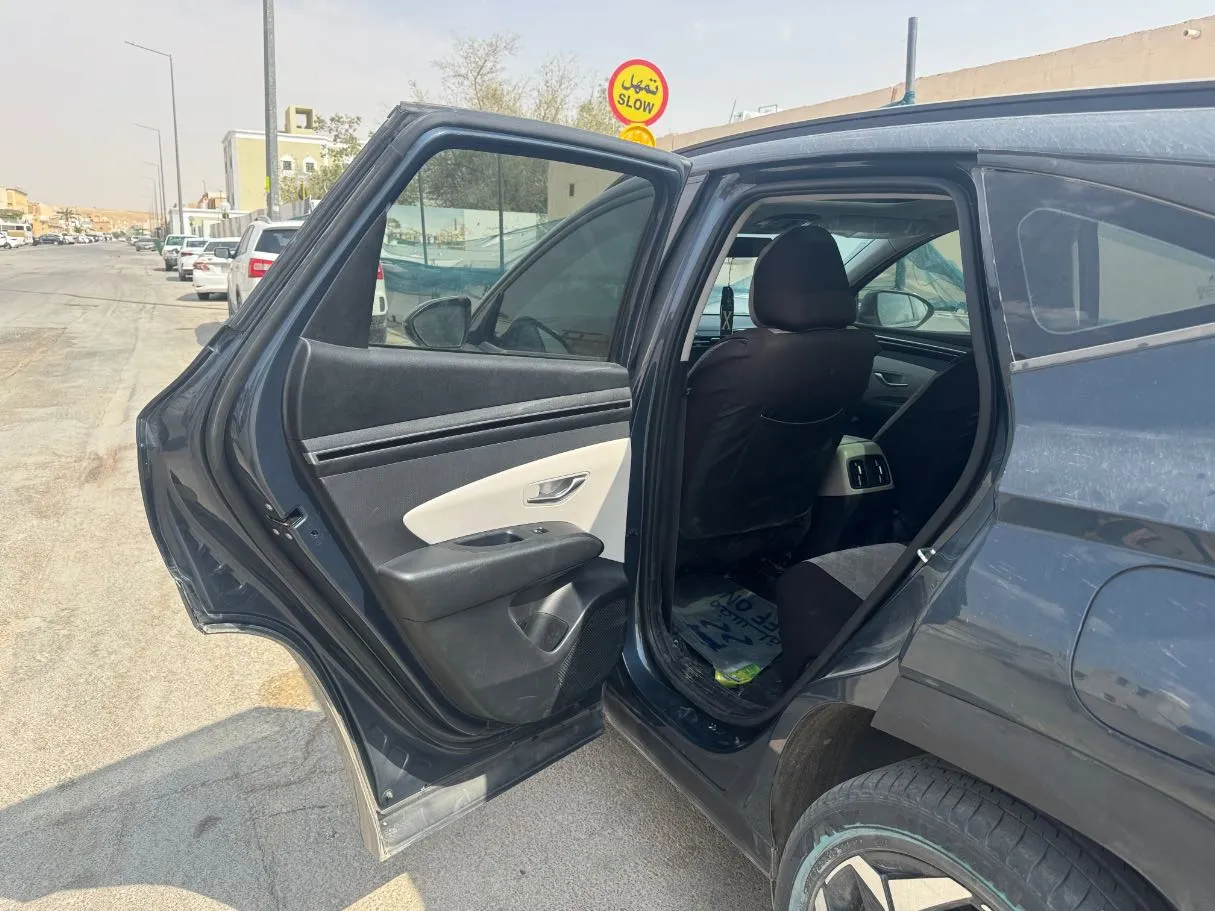 Car image 13