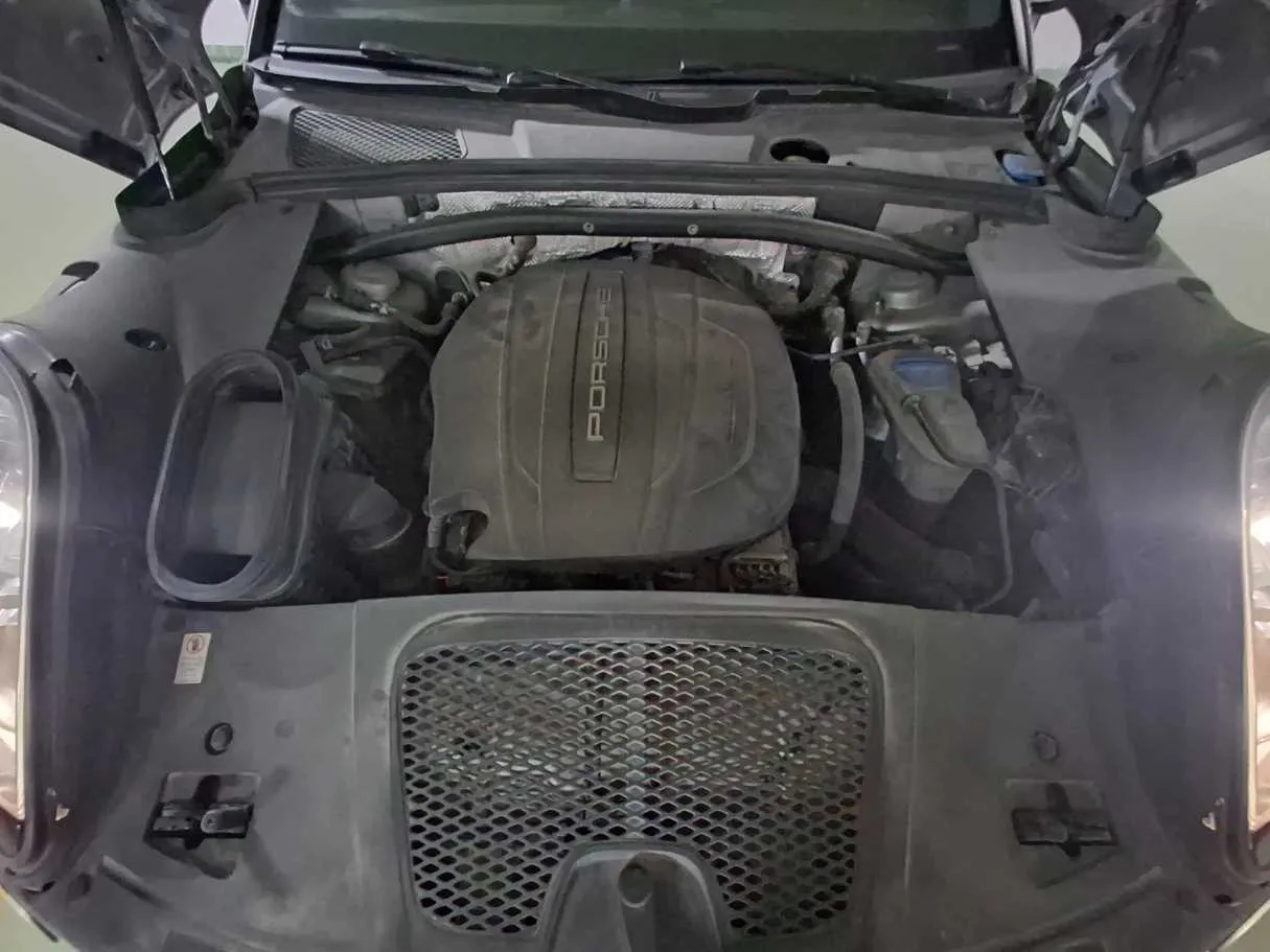 Car image 19