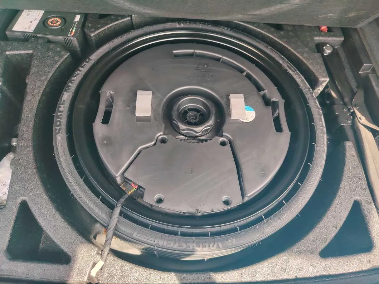Car image 37