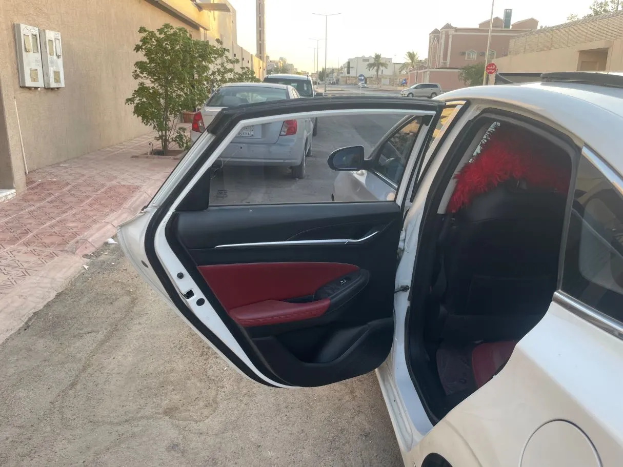Car image 13