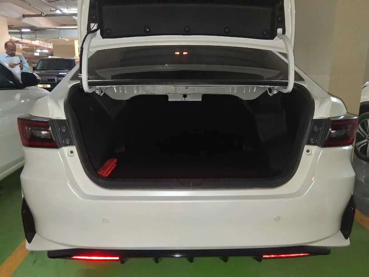 Car image 19