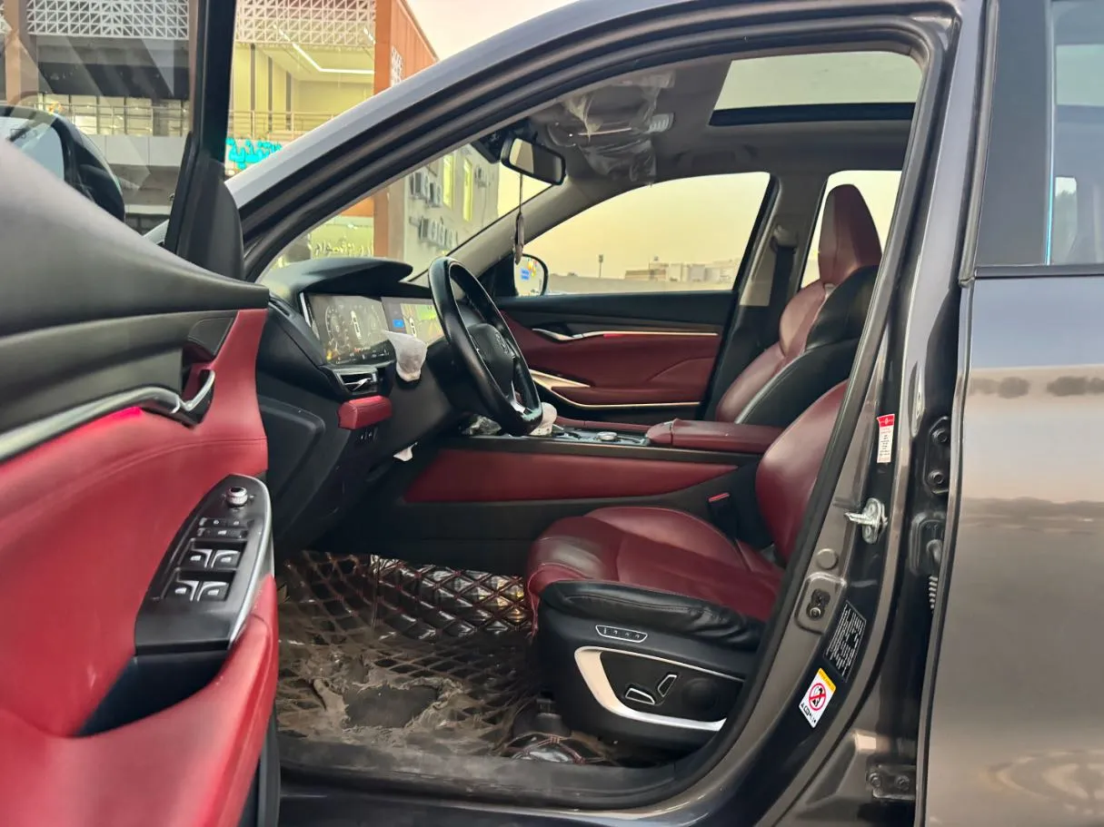 Car image 12