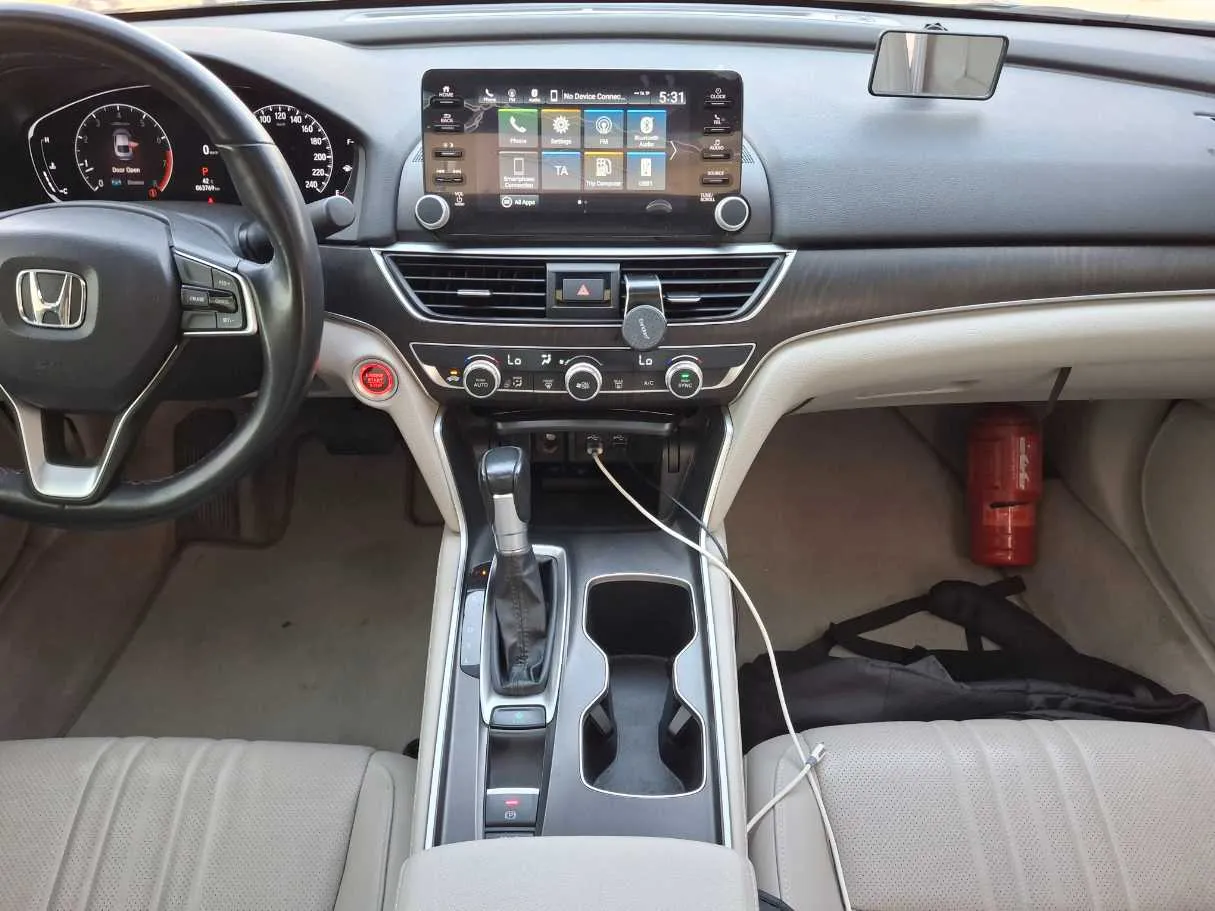 Car image 14