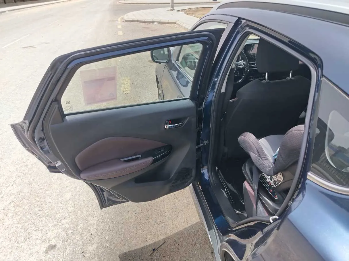 Car image 13