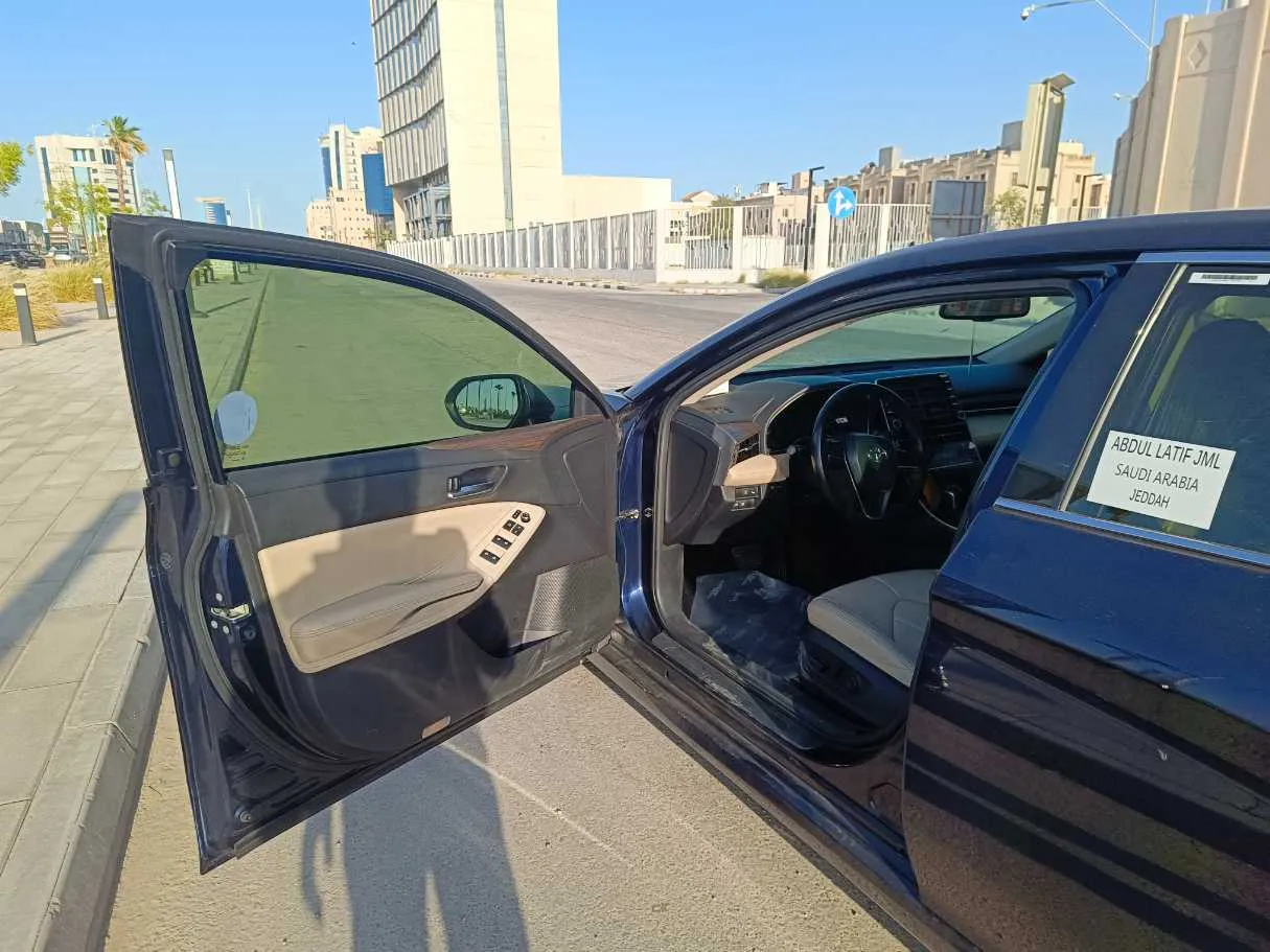 Car image 14
