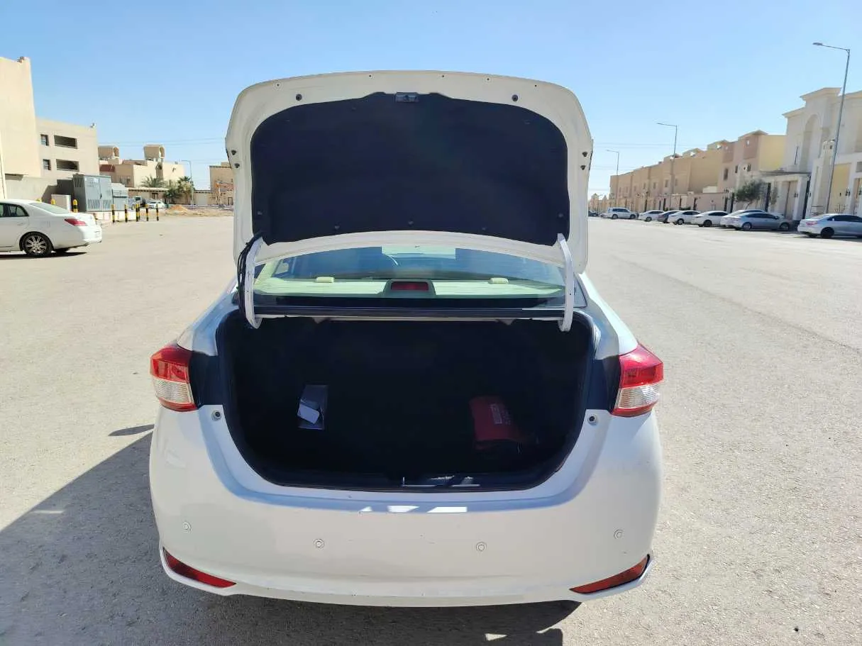 Car image 19