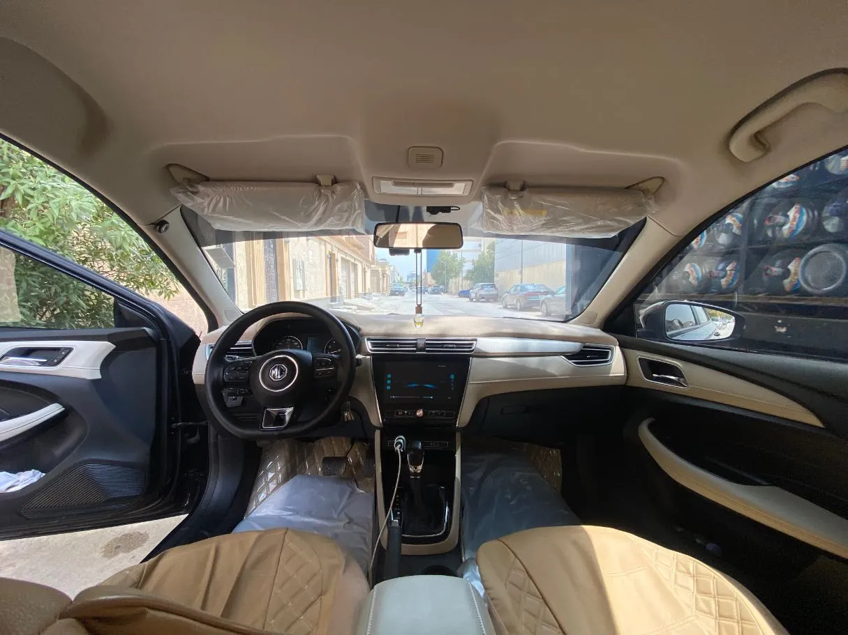 Car image 14