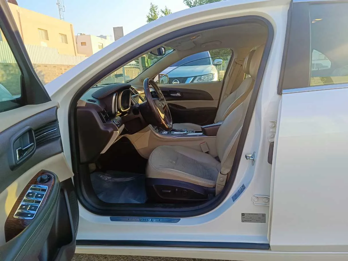 Car image 14