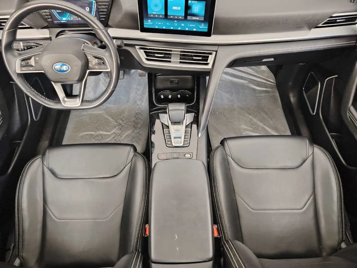 Car image 18