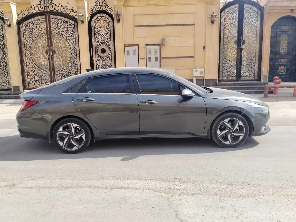 Car image 4