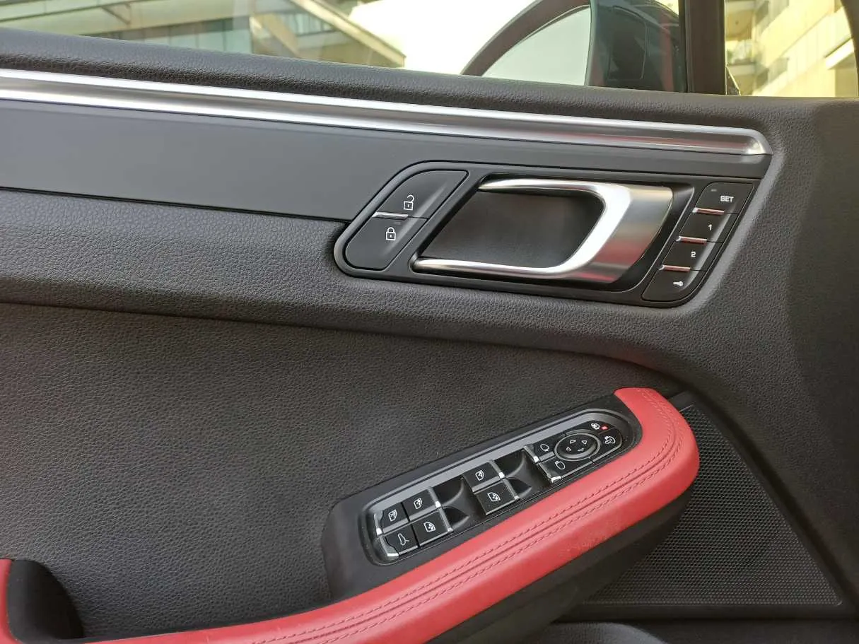 Car image 25