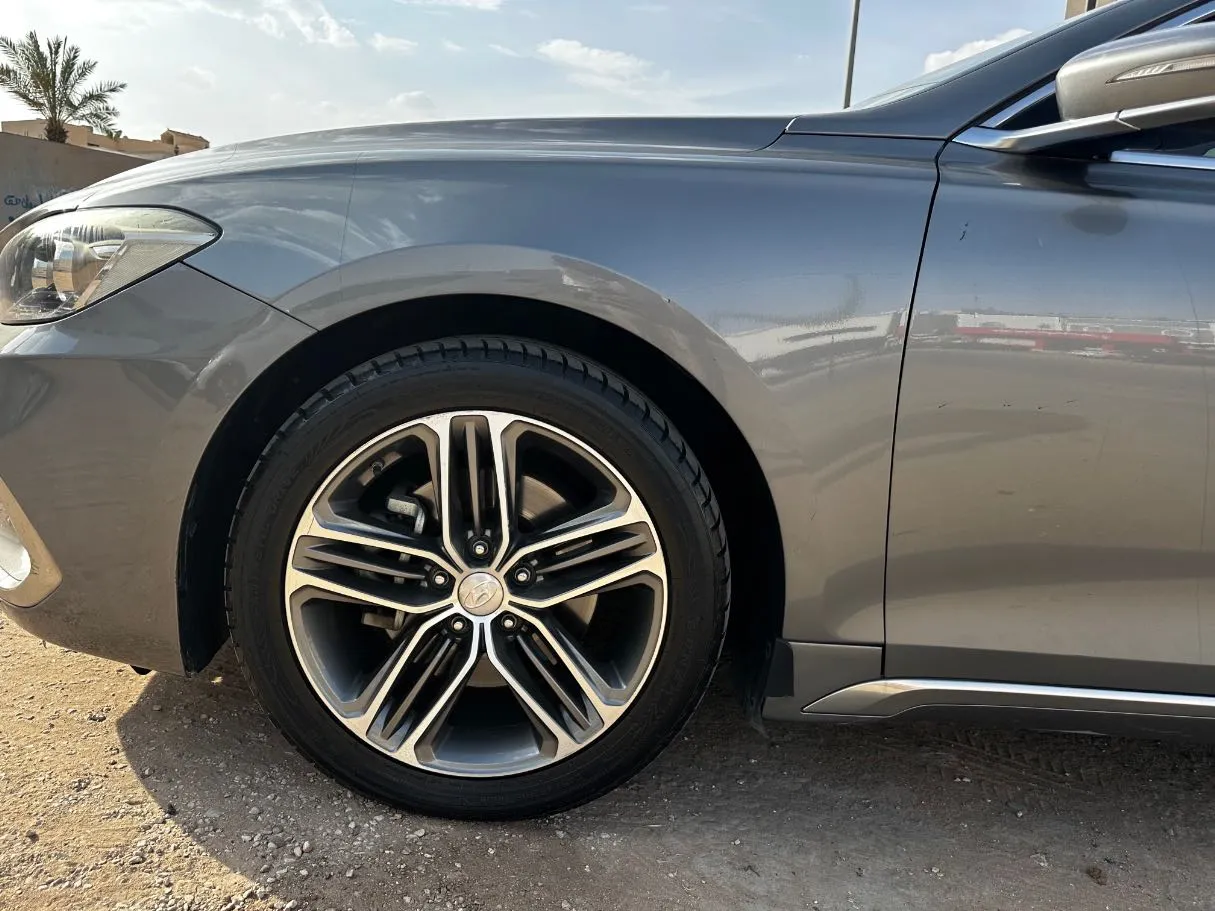 Car image 9