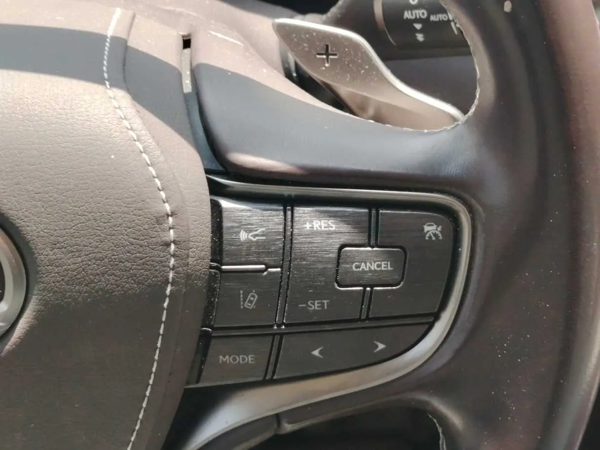 Car image 30