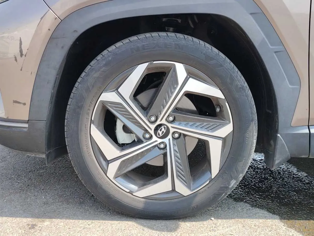 Car image 10