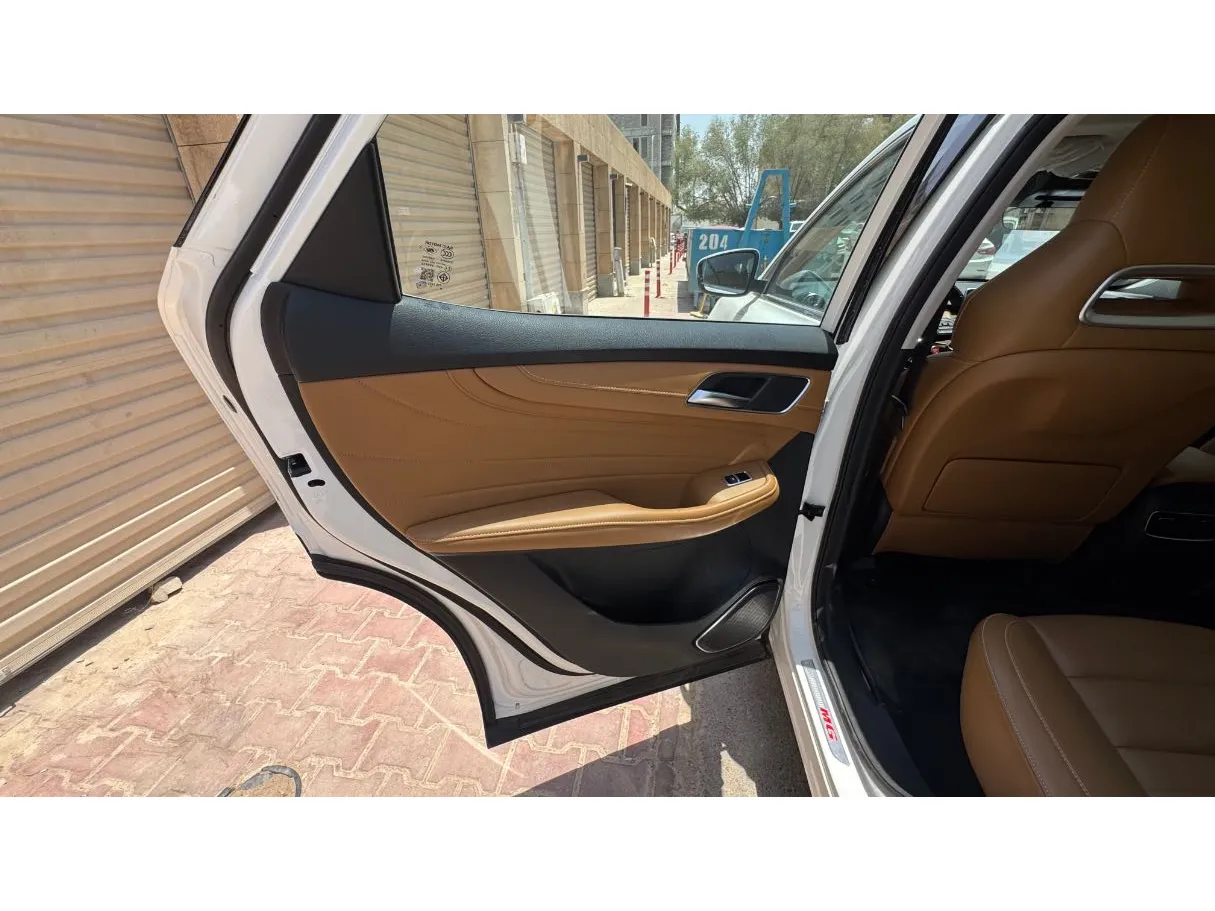 Car image 11