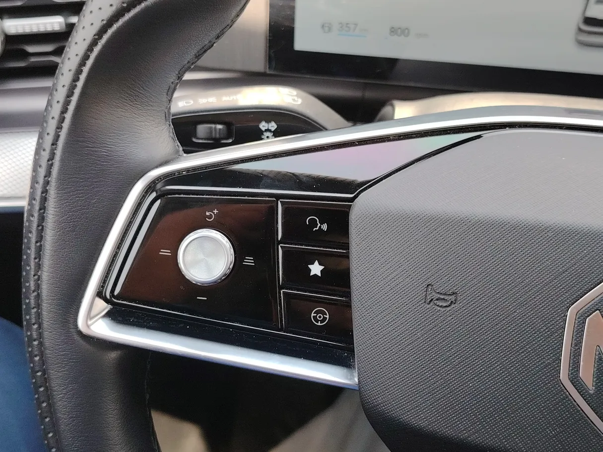Car image 30