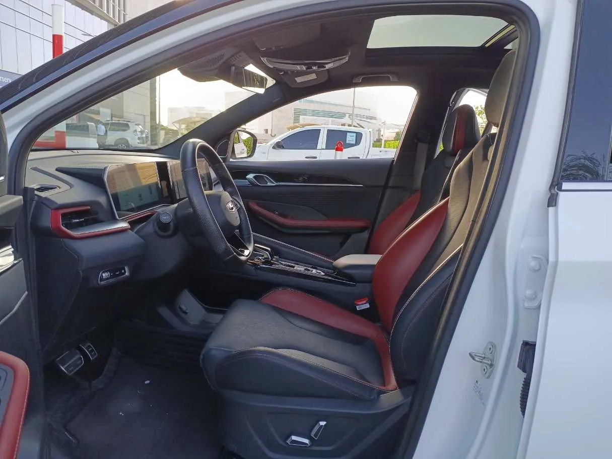 Car image 12