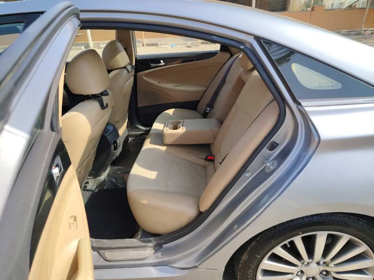 Car image 16