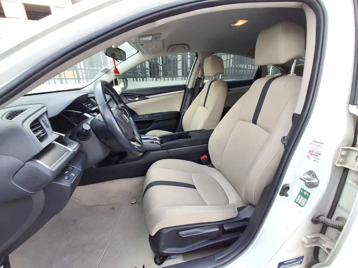 Car image 12