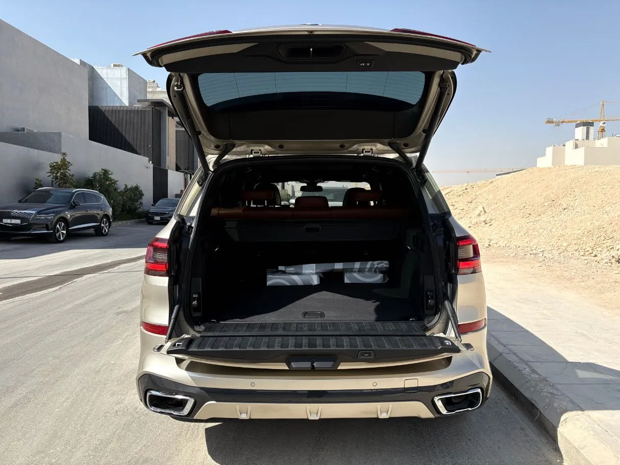 Car image 24