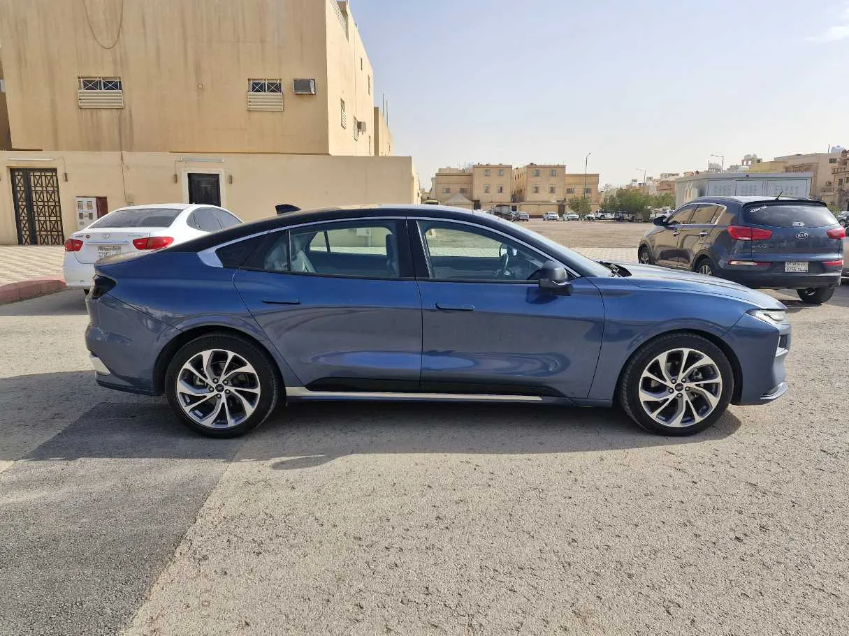 Car image 4
