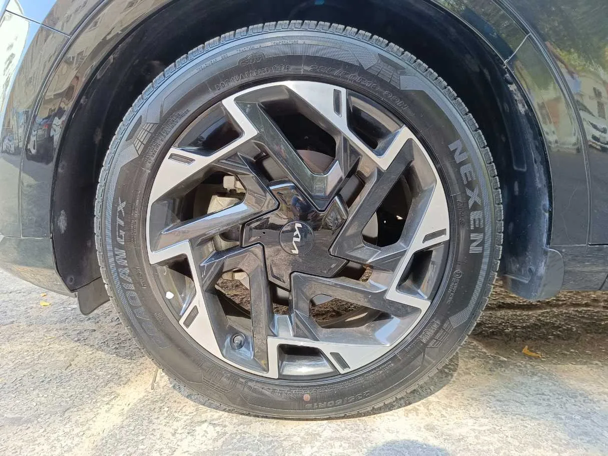 Car image 10