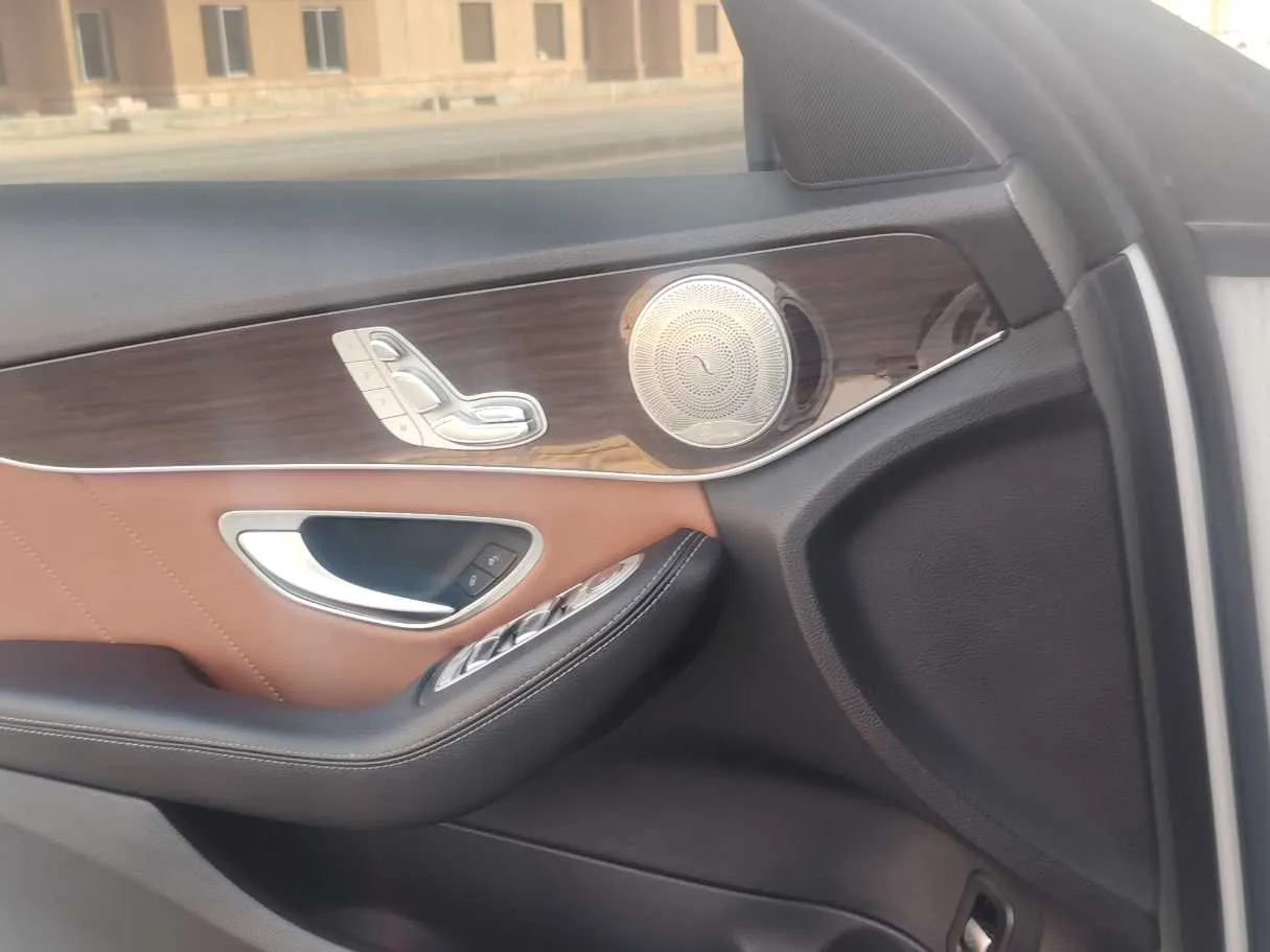 Car image 32