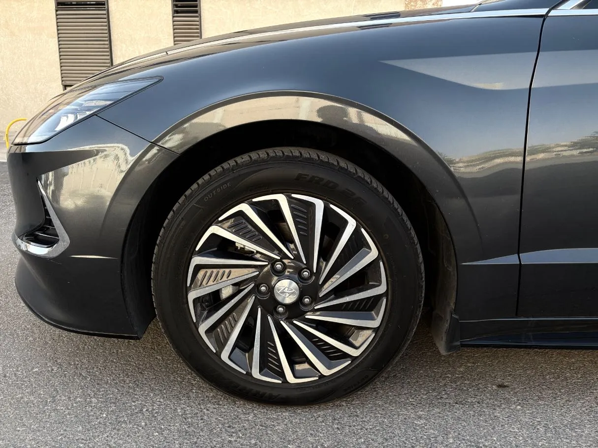 Car image 9