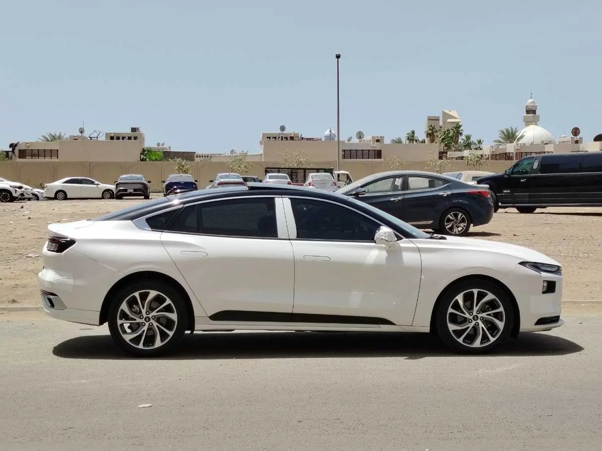 Car image 4