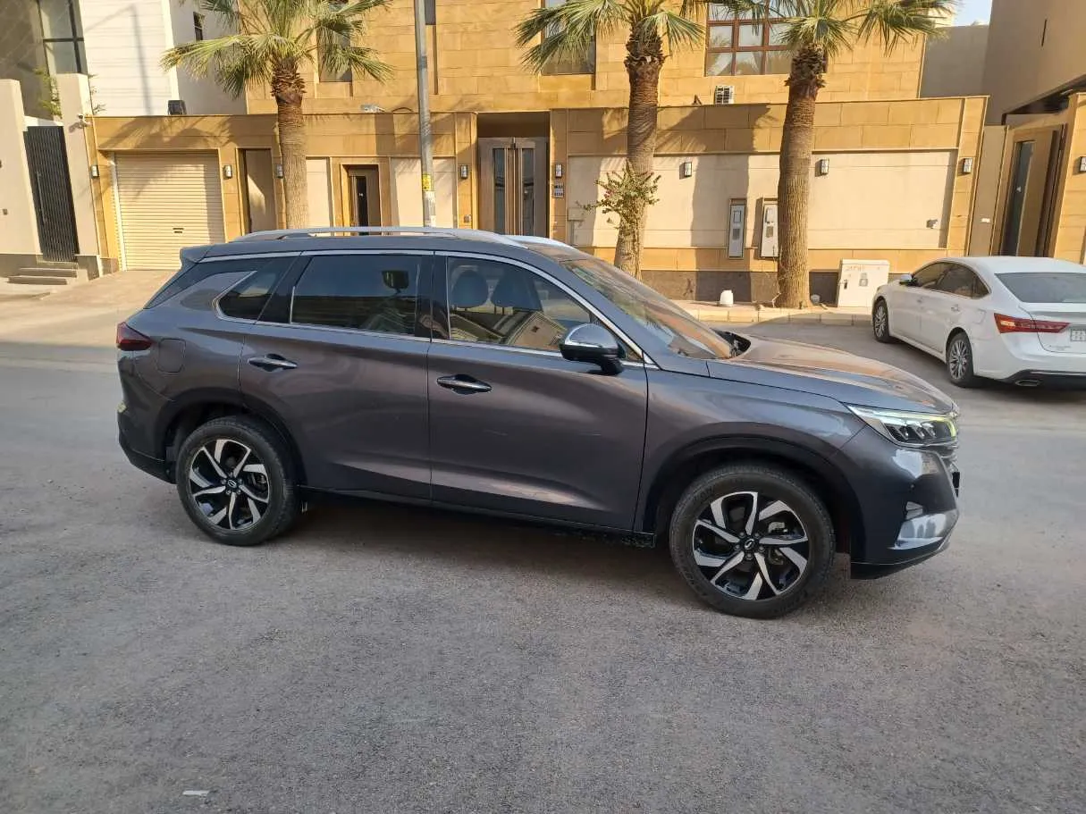 Car image 4