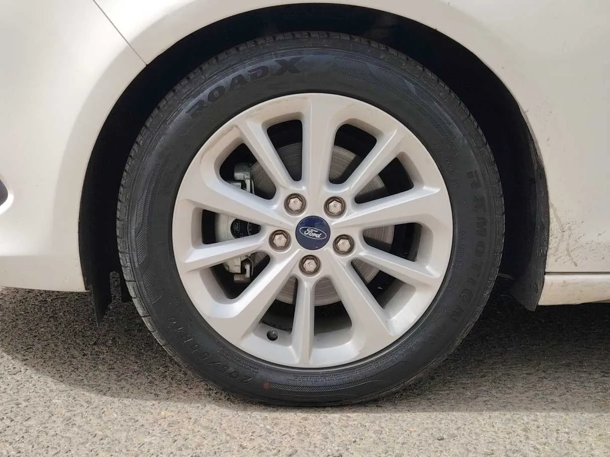 Car image 10