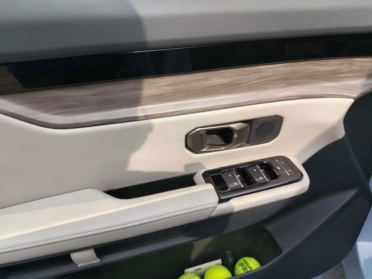 Car image 24