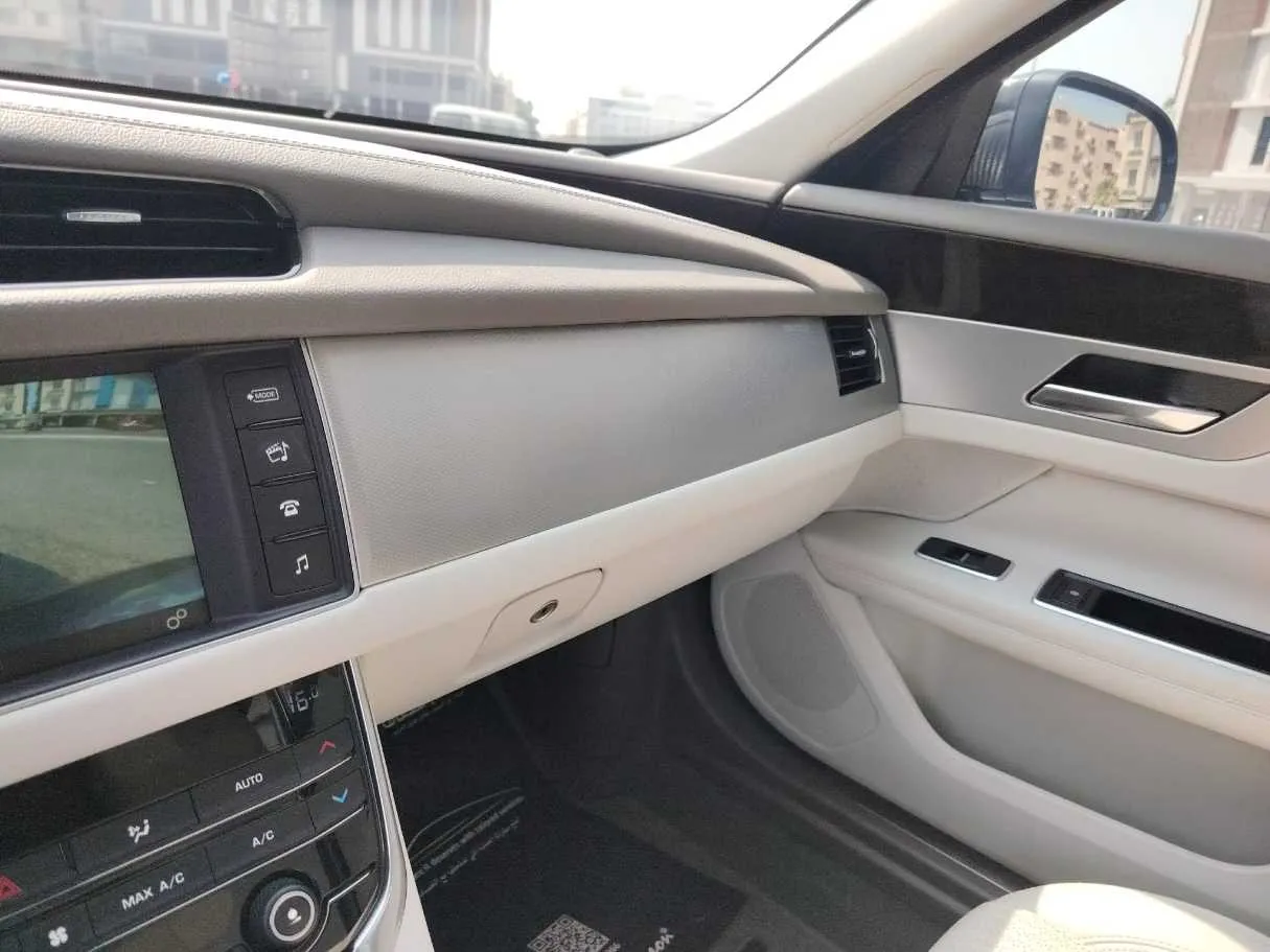 Car image 34