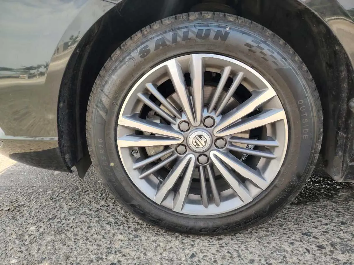 Car image 10